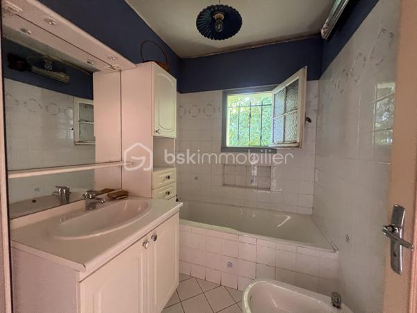 Très beau potentiel pour cette maison familiale de 213 m2, avec jardin située à Couhé, commune de Valence-en-Poitou, dans un environnement calme et agréable, à proximité de tous les commerces.

Cette maison aux volumes généreux offre de nombreuses possibilités d’aménagement.

Au rez-de-chaussée, vous découvrirez une véranda, une première pièce de vie, une cuisine, une chambre, une salle d’eau, un WC indépendant ainsi qu’une buanderie. Une cave et un vaste sous-sol complètent ce niveau et offrent de nombreux espaces de rangement.

À l’étage, la maison propose une lumineuse pièce de vie avec séjour cathédrale et cheminée, et donnant sur la terrasse. Une cuisine aménagée, quatre chambres, un bureau pouvant être transformé en chambre, une salle de bain avec douche et baignoire, un WC.

À l’extérieur, vous profiterez d’un joli jardin, idéal pour les moments de détente en famille.

La maison dispose d’une chaudière à bois complétée par une chaudière au fioul. Elle est équipée de fenêtres en simple vitrage, raccordée au tout-à-l’égout et bénéficie d’une toiture en bon état.

Grâce à ses beaux volumes, à ses nombreuses pièces et à ses multiples possibilités d’aménagement, cette maison représente une belle opportunité pour créer un lieu de vie à votre image.

Un véritable atout de cette maison : sa configuration permet d’envisager facilement la création de deux logements indépendants. Une opportunité idéale pour accueillir deux familles, exercer une activité avec un espace dédié ou développer un projet locatif offrant un excellent potentiel de rentabilité.

Pour organiser une visite contactez-nous du lundi au samedi de 08H00 à 20H00.

Faire vite !