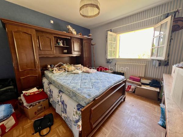 Très beau potentiel pour cette maison familiale de 213 m2, avec jardin située à Couhé, commune de Valence-en-Poitou, dans un environnement calme et agréable, à proximité de tous les commerces.

Cette maison aux volumes généreux offre de nombreuses possibilités d’aménagement.

Au rez-de-chaussée, vous découvrirez une véranda, une première pièce de vie, une cuisine, une chambre, une salle d’eau, un WC indépendant ainsi qu’une buanderie. Une cave et un vaste sous-sol complètent ce niveau et offrent de nombreux espaces de rangement.

À l’étage, la maison propose une lumineuse pièce de vie avec séjour cathédrale et cheminée, et donnant sur la terrasse. Une cuisine aménagée, quatre chambres, un bureau pouvant être transformé en chambre, une salle de bain avec douche et baignoire, un WC.

À l’extérieur, vous profiterez d’un joli jardin, idéal pour les moments de détente en famille.

La maison dispose d’une chaudière à bois complétée par une chaudière au fioul. Elle est équipée de fenêtres en simple vitrage, raccordée au tout-à-l’égout et bénéficie d’une toiture en bon état.

Grâce à ses beaux volumes, à ses nombreuses pièces et à ses multiples possibilités d’aménagement, cette maison représente une belle opportunité pour créer un lieu de vie à votre image.

Un véritable atout de cette maison : sa configuration permet d’envisager facilement la création de deux logements indépendants. Une opportunité idéale pour accueillir deux familles, exercer une activité avec un espace dédié ou développer un projet locatif offrant un excellent potentiel de rentabilité.

Pour organiser une visite contactez-nous du lundi au samedi de 08H00 à 20H00.

Faire vite !