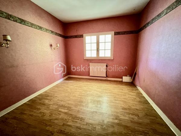 Très beau potentiel pour cette maison familiale de 213 m2, avec jardin située à Couhé, commune de Valence-en-Poitou, dans un environnement calme et agréable, à proximité de tous les commerces.

Cette maison aux volumes généreux offre de nombreuses possibilités d’aménagement.

Au rez-de-chaussée, vous découvrirez une véranda, une première pièce de vie, une cuisine, une chambre, une salle d’eau, un WC indépendant ainsi qu’une buanderie. Une cave et un vaste sous-sol complètent ce niveau et offrent de nombreux espaces de rangement.

À l’étage, la maison propose une lumineuse pièce de vie avec séjour cathédrale et cheminée, et donnant sur la terrasse. Une cuisine aménagée, quatre chambres, un bureau pouvant être transformé en chambre, une salle de bain avec douche et baignoire, un WC.

À l’extérieur, vous profiterez d’un joli jardin, idéal pour les moments de détente en famille.

La maison dispose d’une chaudière à bois complétée par une chaudière au fioul. Elle est équipée de fenêtres en simple vitrage, raccordée au tout-à-l’égout et bénéficie d’une toiture en bon état.

Grâce à ses beaux volumes, à ses nombreuses pièces et à ses multiples possibilités d’aménagement, cette maison représente une belle opportunité pour créer un lieu de vie à votre image.

Un véritable atout de cette maison : sa configuration permet d’envisager facilement la création de deux logements indépendants. Une opportunité idéale pour accueillir deux familles, exercer une activité avec un espace dédié ou développer un projet locatif offrant un excellent potentiel de rentabilité.

Pour organiser une visite contactez-nous du lundi au samedi de 08H00 à 20H00.

Faire vite !