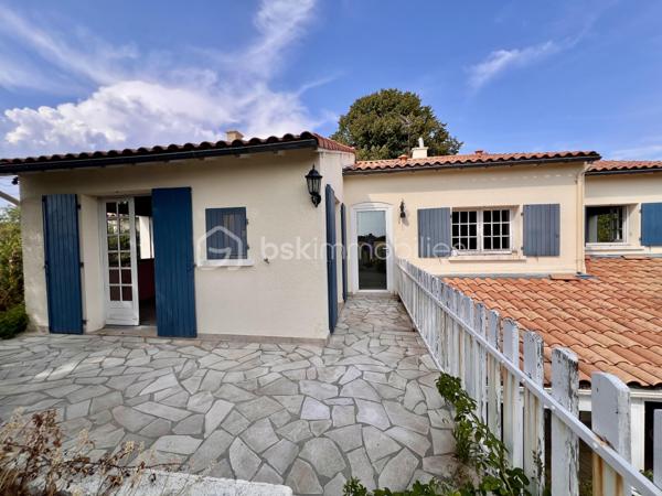 Très beau potentiel pour cette maison familiale de 213 m2, avec jardin située à Couhé, commune de Valence-en-Poitou, dans un environnement calme et agréable, à proximité de tous les commerces.

Cette maison aux volumes généreux offre de nombreuses possibilités d’aménagement.

Au rez-de-chaussée, vous découvrirez une véranda, une première pièce de vie, une cuisine, une chambre, une salle d’eau, un WC indépendant ainsi qu’une buanderie. Une cave et un vaste sous-sol complètent ce niveau et offrent de nombreux espaces de rangement.

À l’étage, la maison propose une lumineuse pièce de vie avec séjour cathédrale et cheminée, et donnant sur la terrasse. Une cuisine aménagée, quatre chambres, un bureau pouvant être transformé en chambre, une salle de bain avec douche et baignoire, un WC.

À l’extérieur, vous profiterez d’un joli jardin, idéal pour les moments de détente en famille.

La maison dispose d’une chaudière à bois complétée par une chaudière au fioul. Elle est équipée de fenêtres en simple vitrage, raccordée au tout-à-l’égout et bénéficie d’une toiture en bon état.

Grâce à ses beaux volumes, à ses nombreuses pièces et à ses multiples possibilités d’aménagement, cette maison représente une belle opportunité pour créer un lieu de vie à votre image.

Un véritable atout de cette maison : sa configuration permet d’envisager facilement la création de deux logements indépendants. Une opportunité idéale pour accueillir deux familles, exercer une activité avec un espace dédié ou développer un projet locatif offrant un excellent potentiel de rentabilité.

Pour organiser une visite contactez-nous du lundi au samedi de 08H00 à 20H00.

Faire vite !
