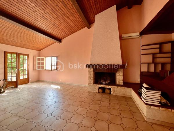 Très beau potentiel pour cette maison familiale de 213 m2, avec jardin située à Couhé, commune de Valence-en-Poitou, dans un environnement calme et agréable, à proximité de tous les commerces.

Cette maison aux volumes généreux offre de nombreuses possibilités d’aménagement.

Au rez-de-chaussée, vous découvrirez une véranda, une première pièce de vie, une cuisine, une chambre, une salle d’eau, un WC indépendant ainsi qu’une buanderie. Une cave et un vaste sous-sol complètent ce niveau et offrent de nombreux espaces de rangement.

À l’étage, la maison propose une lumineuse pièce de vie avec séjour cathédrale et cheminée, et donnant sur la terrasse. Une cuisine aménagée, quatre chambres, un bureau pouvant être transformé en chambre, une salle de bain avec douche et baignoire, un WC.

À l’extérieur, vous profiterez d’un joli jardin, idéal pour les moments de détente en famille.

La maison dispose d’une chaudière à bois complétée par une chaudière au fioul. Elle est équipée de fenêtres en simple vitrage, raccordée au tout-à-l’égout et bénéficie d’une toiture en bon état.

Grâce à ses beaux volumes, à ses nombreuses pièces et à ses multiples possibilités d’aménagement, cette maison représente une belle opportunité pour créer un lieu de vie à votre image.

Un véritable atout de cette maison : sa configuration permet d’envisager facilement la création de deux logements indépendants. Une opportunité idéale pour accueillir deux familles, exercer une activité avec un espace dédié ou développer un projet locatif offrant un excellent potentiel de rentabilité.

Pour organiser une visite contactez-nous du lundi au samedi de 08H00 à 20H00.

Faire vite !