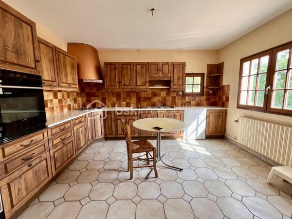 Très beau potentiel pour cette maison familiale de 213 m2, avec jardin située à Couhé, commune de Valence-en-Poitou, dans un environnement calme et agréable, à proximité de tous les commerces.

Cette maison aux volumes généreux offre de nombreuses possibilités d’aménagement.

Au rez-de-chaussée, vous découvrirez une véranda, une première pièce de vie, une cuisine, une chambre, une salle d’eau, un WC indépendant ainsi qu’une buanderie. Une cave et un vaste sous-sol complètent ce niveau et offrent de nombreux espaces de rangement.

À l’étage, la maison propose une lumineuse pièce de vie avec séjour cathédrale et cheminée, et donnant sur la terrasse. Une cuisine aménagée, quatre chambres, un bureau pouvant être transformé en chambre, une salle de bain avec douche et baignoire, un WC.

À l’extérieur, vous profiterez d’un joli jardin, idéal pour les moments de détente en famille.

La maison dispose d’une chaudière à bois complétée par une chaudière au fioul. Elle est équipée de fenêtres en simple vitrage, raccordée au tout-à-l’égout et bénéficie d’une toiture en bon état.

Grâce à ses beaux volumes, à ses nombreuses pièces et à ses multiples possibilités d’aménagement, cette maison représente une belle opportunité pour créer un lieu de vie à votre image.

Un véritable atout de cette maison : sa configuration permet d’envisager facilement la création de deux logements indépendants. Une opportunité idéale pour accueillir deux familles, exercer une activité avec un espace dédié ou développer un projet locatif offrant un excellent potentiel de rentabilité.

Pour organiser une visite contactez-nous du lundi au samedi de 08H00 à 20H00.

Faire vite !