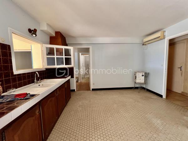 Très beau potentiel pour cette maison familiale de 213 m2, avec jardin située à Couhé, commune de Valence-en-Poitou, dans un environnement calme et agréable, à proximité de tous les commerces.

Cette maison aux volumes généreux offre de nombreuses possibilités d’aménagement.

Au rez-de-chaussée, vous découvrirez une véranda, une première pièce de vie, une cuisine, une chambre, une salle d’eau, un WC indépendant ainsi qu’une buanderie. Une cave et un vaste sous-sol complètent ce niveau et offrent de nombreux espaces de rangement.

À l’étage, la maison propose une lumineuse pièce de vie avec séjour cathédrale et cheminée, et donnant sur la terrasse. Une cuisine aménagée, quatre chambres, un bureau pouvant être transformé en chambre, une salle de bain avec douche et baignoire, un WC.

À l’extérieur, vous profiterez d’un joli jardin, idéal pour les moments de détente en famille.

La maison dispose d’une chaudière à bois complétée par une chaudière au fioul. Elle est équipée de fenêtres en simple vitrage, raccordée au tout-à-l’égout et bénéficie d’une toiture en bon état.

Grâce à ses beaux volumes, à ses nombreuses pièces et à ses multiples possibilités d’aménagement, cette maison représente une belle opportunité pour créer un lieu de vie à votre image.

Un véritable atout de cette maison : sa configuration permet d’envisager facilement la création de deux logements indépendants. Une opportunité idéale pour accueillir deux familles, exercer une activité avec un espace dédié ou développer un projet locatif offrant un excellent potentiel de rentabilité.

Pour organiser une visite contactez-nous du lundi au samedi de 08H00 à 20H00.

Faire vite !