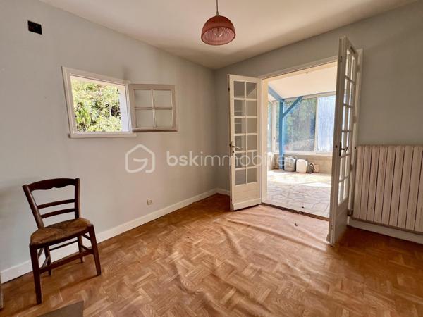 Très beau potentiel pour cette maison familiale de 213 m2, avec jardin située à Couhé, commune de Valence-en-Poitou, dans un environnement calme et agréable, à proximité de tous les commerces.

Cette maison aux volumes généreux offre de nombreuses possibilités d’aménagement.

Au rez-de-chaussée, vous découvrirez une véranda, une première pièce de vie, une cuisine, une chambre, une salle d’eau, un WC indépendant ainsi qu’une buanderie. Une cave et un vaste sous-sol complètent ce niveau et offrent de nombreux espaces de rangement.

À l’étage, la maison propose une lumineuse pièce de vie avec séjour cathédrale et cheminée, et donnant sur la terrasse. Une cuisine aménagée, quatre chambres, un bureau pouvant être transformé en chambre, une salle de bain avec douche et baignoire, un WC.

À l’extérieur, vous profiterez d’un joli jardin, idéal pour les moments de détente en famille.

La maison dispose d’une chaudière à bois complétée par une chaudière au fioul. Elle est équipée de fenêtres en simple vitrage, raccordée au tout-à-l’égout et bénéficie d’une toiture en bon état.

Grâce à ses beaux volumes, à ses nombreuses pièces et à ses multiples possibilités d’aménagement, cette maison représente une belle opportunité pour créer un lieu de vie à votre image.

Un véritable atout de cette maison : sa configuration permet d’envisager facilement la création de deux logements indépendants. Une opportunité idéale pour accueillir deux familles, exercer une activité avec un espace dédié ou développer un projet locatif offrant un excellent potentiel de rentabilité.

Pour organiser une visite contactez-nous du lundi au samedi de 08H00 à 20H00.

Faire vite !