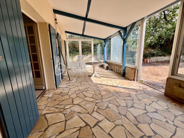 Très beau potentiel pour cette maison familiale de 213 m2, avec jardin située à Couhé, commune de Valence-en-Poitou, dans un environnement calme et agréable, à proximité de tous les commerces.

Cette maison aux volumes généreux offre de nombreuses possibilités d’aménagement.

Au rez-de-chaussée, vous découvrirez une véranda, une première pièce de vie, une cuisine, une chambre, une salle d’eau, un WC indépendant ainsi qu’une buanderie. Une cave et un vaste sous-sol complètent ce niveau et offrent de nombreux espaces de rangement.

À l’étage, la maison propose une lumineuse pièce de vie avec séjour cathédrale et cheminée, et donnant sur la terrasse. Une cuisine aménagée, quatre chambres, un bureau pouvant être transformé en chambre, une salle de bain avec douche et baignoire, un WC.

À l’extérieur, vous profiterez d’un joli jardin, idéal pour les moments de détente en famille.

La maison dispose d’une chaudière à bois complétée par une chaudière au fioul. Elle est équipée de fenêtres en simple vitrage, raccordée au tout-à-l’égout et bénéficie d’une toiture en bon état.

Grâce à ses beaux volumes, à ses nombreuses pièces et à ses multiples possibilités d’aménagement, cette maison représente une belle opportunité pour créer un lieu de vie à votre image.

Un véritable atout de cette maison : sa configuration permet d’envisager facilement la création de deux logements indépendants. Une opportunité idéale pour accueillir deux familles, exercer une activité avec un espace dédié ou développer un projet locatif offrant un excellent potentiel de rentabilité.

Pour organiser une visite contactez-nous du lundi au samedi de 08H00 à 20H00.

Faire vite !