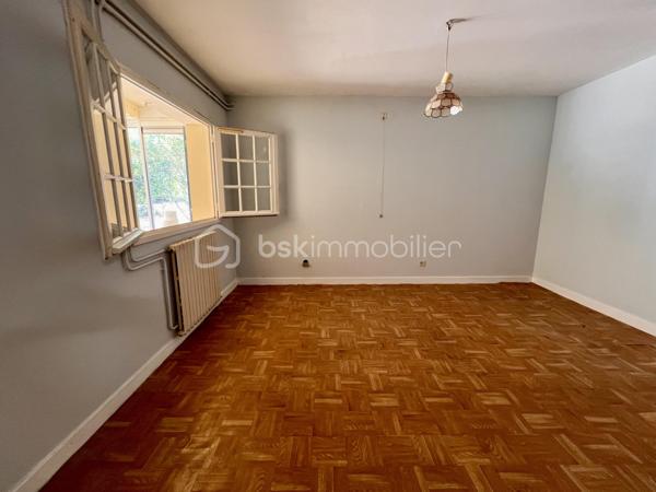 Très beau potentiel pour cette maison familiale de 213 m2, avec jardin située à Couhé, commune de Valence-en-Poitou, dans un environnement calme et agréable, à proximité de tous les commerces.

Cette maison aux volumes généreux offre de nombreuses possibilités d’aménagement.

Au rez-de-chaussée, vous découvrirez une véranda, une première pièce de vie, une cuisine, une chambre, une salle d’eau, un WC indépendant ainsi qu’une buanderie. Une cave et un vaste sous-sol complètent ce niveau et offrent de nombreux espaces de rangement.

À l’étage, la maison propose une lumineuse pièce de vie avec séjour cathédrale et cheminée, et donnant sur la terrasse. Une cuisine aménagée, quatre chambres, un bureau pouvant être transformé en chambre, une salle de bain avec douche et baignoire, un WC.

À l’extérieur, vous profiterez d’un joli jardin, idéal pour les moments de détente en famille.

La maison dispose d’une chaudière à bois complétée par une chaudière au fioul. Elle est équipée de fenêtres en simple vitrage, raccordée au tout-à-l’égout et bénéficie d’une toiture en bon état.

Grâce à ses beaux volumes, à ses nombreuses pièces et à ses multiples possibilités d’aménagement, cette maison représente une belle opportunité pour créer un lieu de vie à votre image.

Un véritable atout de cette maison : sa configuration permet d’envisager facilement la création de deux logements indépendants. Une opportunité idéale pour accueillir deux familles, exercer une activité avec un espace dédié ou développer un projet locatif offrant un excellent potentiel de rentabilité.

Pour organiser une visite contactez-nous du lundi au samedi de 08H00 à 20H00.

Faire vite !