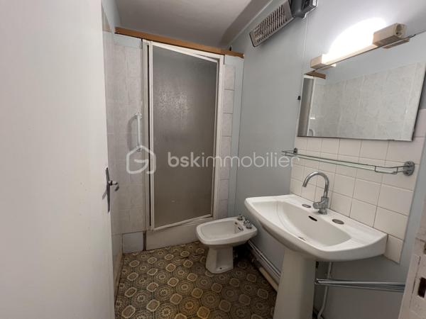 Très beau potentiel pour cette maison familiale de 213 m2, avec jardin située à Couhé, commune de Valence-en-Poitou, dans un environnement calme et agréable, à proximité de tous les commerces.

Cette maison aux volumes généreux offre de nombreuses possibilités d’aménagement.

Au rez-de-chaussée, vous découvrirez une véranda, une première pièce de vie, une cuisine, une chambre, une salle d’eau, un WC indépendant ainsi qu’une buanderie. Une cave et un vaste sous-sol complètent ce niveau et offrent de nombreux espaces de rangement.

À l’étage, la maison propose une lumineuse pièce de vie avec séjour cathédrale et cheminée, et donnant sur la terrasse. Une cuisine aménagée, quatre chambres, un bureau pouvant être transformé en chambre, une salle de bain avec douche et baignoire, un WC.

À l’extérieur, vous profiterez d’un joli jardin, idéal pour les moments de détente en famille.

La maison dispose d’une chaudière à bois complétée par une chaudière au fioul. Elle est équipée de fenêtres en simple vitrage, raccordée au tout-à-l’égout et bénéficie d’une toiture en bon état.

Grâce à ses beaux volumes, à ses nombreuses pièces et à ses multiples possibilités d’aménagement, cette maison représente une belle opportunité pour créer un lieu de vie à votre image.

Un véritable atout de cette maison : sa configuration permet d’envisager facilement la création de deux logements indépendants. Une opportunité idéale pour accueillir deux familles, exercer une activité avec un espace dédié ou développer un projet locatif offrant un excellent potentiel de rentabilité.

Pour organiser une visite contactez-nous du lundi au samedi de 08H00 à 20H00.

Faire vite !