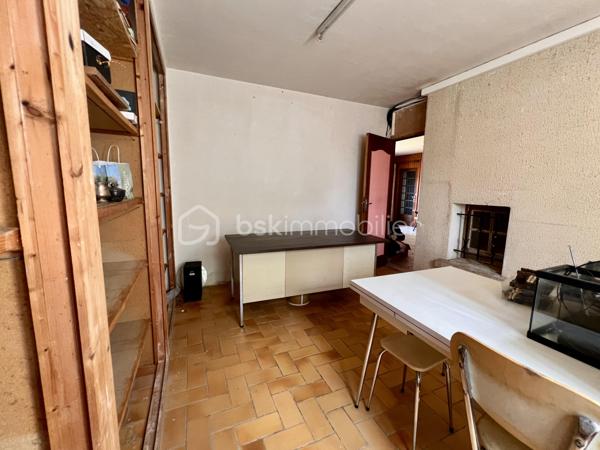 Très beau potentiel pour cette maison familiale de 213 m2, avec jardin située à Couhé, commune de Valence-en-Poitou, dans un environnement calme et agréable, à proximité de tous les commerces.

Cette maison aux volumes généreux offre de nombreuses possibilités d’aménagement.

Au rez-de-chaussée, vous découvrirez une véranda, une première pièce de vie, une cuisine, une chambre, une salle d’eau, un WC indépendant ainsi qu’une buanderie. Une cave et un vaste sous-sol complètent ce niveau et offrent de nombreux espaces de rangement.

À l’étage, la maison propose une lumineuse pièce de vie avec séjour cathédrale et cheminée, et donnant sur la terrasse. Une cuisine aménagée, quatre chambres, un bureau pouvant être transformé en chambre, une salle de bain avec douche et baignoire, un WC.

À l’extérieur, vous profiterez d’un joli jardin, idéal pour les moments de détente en famille.

La maison dispose d’une chaudière à bois complétée par une chaudière au fioul. Elle est équipée de fenêtres en simple vitrage, raccordée au tout-à-l’égout et bénéficie d’une toiture en bon état.

Grâce à ses beaux volumes, à ses nombreuses pièces et à ses multiples possibilités d’aménagement, cette maison représente une belle opportunité pour créer un lieu de vie à votre image.

Un véritable atout de cette maison : sa configuration permet d’envisager facilement la création de deux logements indépendants. Une opportunité idéale pour accueillir deux familles, exercer une activité avec un espace dédié ou développer un projet locatif offrant un excellent potentiel de rentabilité.

Pour organiser une visite contactez-nous du lundi au samedi de 08H00 à 20H00.

Faire vite !