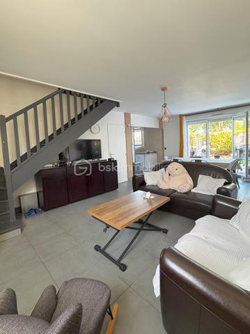 Venez découvrir cette agréable maison familiale de 86 m².

Elle se compose d'un séjour lumineux, de 4 chambres et d'un jardin, offrant un cadre de vie agréable pour toute la famille.

A seulement 20 minutes de Disney et 25 minutes de CDG, proche des transports en communs et des commerces de proximité, ainsi que des écoles à 5 min à pied de la maternelle au collège.

Le séjour, vous permet d'accéder directement au jardin, et d'une grande terrasse, idéale pour profiter des beaux jours.
La cuisine américaine aménagée et équipée, ouverte sur le séjour, crée un espace convivial et chaleureux.
Le rez-de-chaussée bénéficie d'un WC, ainsi que d'un accès direct au garage.

À l'étage, le palier dessert 4 chambres ainsi qu'une salle de bains avec une grande douche et un WC séparé.

Coté transports, plusieurs arrêt de bus à proximité immédiate, permettant de rejoindre facilement la gare de CHELLES avec les lignes RER E et la ligne, ainsi qu'un accès rapide à l'A4.

Une maison familiale et fonctionnelle, bénéficiant d'un emplacement privilégié et d'un environnement résidentiel de qualité.
Venez découvrir cette belle opportunité à CHELLES !