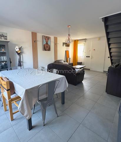 Venez découvrir cette agréable maison familiale de 86 m².

Elle se compose d'un séjour lumineux, de 4 chambres et d'un jardin, offrant un cadre de vie agréable pour toute la famille.

A seulement 20 minutes de Disney et 25 minutes de CDG, proche des transports en communs et des commerces de proximité, ainsi que des écoles à 5 min à pied de la maternelle au collège.

Le séjour, vous permet d'accéder directement au jardin, et d'une grande terrasse, idéale pour profiter des beaux jours.
La cuisine américaine aménagée et équipée, ouverte sur le séjour, crée un espace convivial et chaleureux.
Le rez-de-chaussée bénéficie d'un WC, ainsi que d'un accès direct au garage.

À l'étage, le palier dessert 4 chambres ainsi qu'une salle de bains avec une grande douche et un WC séparé.

Coté transports, plusieurs arrêt de bus à proximité immédiate, permettant de rejoindre facilement la gare de CHELLES avec les lignes RER E et la ligne, ainsi qu'un accès rapide à l'A4.

Une maison familiale et fonctionnelle, bénéficiant d'un emplacement privilégié et d'un environnement résidentiel de qualité.
Venez découvrir cette belle opportunité à CHELLES !