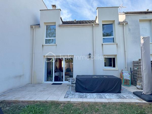 Venez découvrir cette agréable maison familiale de 86 m².

Elle se compose d'un séjour lumineux, de 4 chambres et d'un jardin, offrant un cadre de vie agréable pour toute la famille.

A seulement 20 minutes de Disney et 25 minutes de CDG, proche des transports en communs et des commerces de proximité, ainsi que des écoles à 5 min à pied de la maternelle au collège.

Le séjour, vous permet d'accéder directement au jardin, et d'une grande terrasse, idéale pour profiter des beaux jours.
La cuisine américaine aménagée et équipée, ouverte sur le séjour, crée un espace convivial et chaleureux.
Le rez-de-chaussée bénéficie d'un WC, ainsi que d'un accès direct au garage.

À l'étage, le palier dessert 4 chambres ainsi qu'une salle de bains avec une grande douche et un WC séparé.

Coté transports, plusieurs arrêt de bus à proximité immédiate, permettant de rejoindre facilement la gare de CHELLES avec les lignes RER E et la ligne, ainsi qu'un accès rapide à l'A4.

Une maison familiale et fonctionnelle, bénéficiant d'un emplacement privilégié et d'un environnement résidentiel de qualité.
Venez découvrir cette belle opportunité à CHELLES !