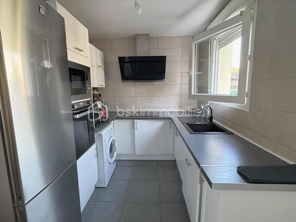 Venez découvrir cette agréable maison familiale de 86 m².

Elle se compose d'un séjour lumineux, de 4 chambres et d'un jardin, offrant un cadre de vie agréable pour toute la famille.

A seulement 20 minutes de Disney et 25 minutes de CDG, proche des transports en communs et des commerces de proximité, ainsi que des écoles à 5 min à pied de la maternelle au collège.

Le séjour, vous permet d'accéder directement au jardin, et d'une grande terrasse, idéale pour profiter des beaux jours.
La cuisine américaine aménagée et équipée, ouverte sur le séjour, crée un espace convivial et chaleureux.
Le rez-de-chaussée bénéficie d'un WC, ainsi que d'un accès direct au garage.

À l'étage, le palier dessert 4 chambres ainsi qu'une salle de bains avec une grande douche et un WC séparé.

Coté transports, plusieurs arrêt de bus à proximité immédiate, permettant de rejoindre facilement la gare de CHELLES avec les lignes RER E et la ligne, ainsi qu'un accès rapide à l'A4.

Une maison familiale et fonctionnelle, bénéficiant d'un emplacement privilégié et d'un environnement résidentiel de qualité.
Venez découvrir cette belle opportunité à CHELLES !