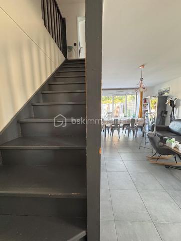 Venez découvrir cette agréable maison familiale de 86 m².

Elle se compose d'un séjour lumineux, de 4 chambres et d'un jardin, offrant un cadre de vie agréable pour toute la famille.

A seulement 20 minutes de Disney et 25 minutes de CDG, proche des transports en communs et des commerces de proximité, ainsi que des écoles à 5 min à pied de la maternelle au collège.

Le séjour, vous permet d'accéder directement au jardin, et d'une grande terrasse, idéale pour profiter des beaux jours.
La cuisine américaine aménagée et équipée, ouverte sur le séjour, crée un espace convivial et chaleureux.
Le rez-de-chaussée bénéficie d'un WC, ainsi que d'un accès direct au garage.

À l'étage, le palier dessert 4 chambres ainsi qu'une salle de bains avec une grande douche et un WC séparé.

Coté transports, plusieurs arrêt de bus à proximité immédiate, permettant de rejoindre facilement la gare de CHELLES avec les lignes RER E et la ligne, ainsi qu'un accès rapide à l'A4.

Une maison familiale et fonctionnelle, bénéficiant d'un emplacement privilégié et d'un environnement résidentiel de qualité.
Venez découvrir cette belle opportunité à CHELLES !