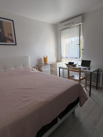 Venez découvrir cette agréable maison familiale de 86 m².

Elle se compose d'un séjour lumineux, de 4 chambres et d'un jardin, offrant un cadre de vie agréable pour toute la famille.

A seulement 20 minutes de Disney et 25 minutes de CDG, proche des transports en communs et des commerces de proximité, ainsi que des écoles à 5 min à pied de la maternelle au collège.

Le séjour, vous permet d'accéder directement au jardin, et d'une grande terrasse, idéale pour profiter des beaux jours.
La cuisine américaine aménagée et équipée, ouverte sur le séjour, crée un espace convivial et chaleureux.
Le rez-de-chaussée bénéficie d'un WC, ainsi que d'un accès direct au garage.

À l'étage, le palier dessert 4 chambres ainsi qu'une salle de bains avec une grande douche et un WC séparé.

Coté transports, plusieurs arrêt de bus à proximité immédiate, permettant de rejoindre facilement la gare de CHELLES avec les lignes RER E et la ligne, ainsi qu'un accès rapide à l'A4.

Une maison familiale et fonctionnelle, bénéficiant d'un emplacement privilégié et d'un environnement résidentiel de qualité.
Venez découvrir cette belle opportunité à CHELLES !