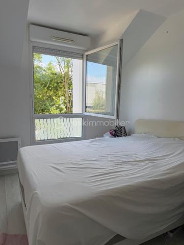 Venez découvrir cette agréable maison familiale de 86 m².

Elle se compose d'un séjour lumineux, de 4 chambres et d'un jardin, offrant un cadre de vie agréable pour toute la famille.

A seulement 20 minutes de Disney et 25 minutes de CDG, proche des transports en communs et des commerces de proximité, ainsi que des écoles à 5 min à pied de la maternelle au collège.

Le séjour, vous permet d'accéder directement au jardin, et d'une grande terrasse, idéale pour profiter des beaux jours.
La cuisine américaine aménagée et équipée, ouverte sur le séjour, crée un espace convivial et chaleureux.
Le rez-de-chaussée bénéficie d'un WC, ainsi que d'un accès direct au garage.

À l'étage, le palier dessert 4 chambres ainsi qu'une salle de bains avec une grande douche et un WC séparé.

Coté transports, plusieurs arrêt de bus à proximité immédiate, permettant de rejoindre facilement la gare de CHELLES avec les lignes RER E et la ligne, ainsi qu'un accès rapide à l'A4.

Une maison familiale et fonctionnelle, bénéficiant d'un emplacement privilégié et d'un environnement résidentiel de qualité.
Venez découvrir cette belle opportunité à CHELLES !