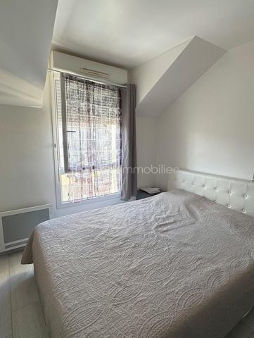 Venez découvrir cette agréable maison familiale de 86 m².

Elle se compose d'un séjour lumineux, de 4 chambres et d'un jardin, offrant un cadre de vie agréable pour toute la famille.

A seulement 20 minutes de Disney et 25 minutes de CDG, proche des transports en communs et des commerces de proximité, ainsi que des écoles à 5 min à pied de la maternelle au collège.

Le séjour, vous permet d'accéder directement au jardin, et d'une grande terrasse, idéale pour profiter des beaux jours.
La cuisine américaine aménagée et équipée, ouverte sur le séjour, crée un espace convivial et chaleureux.
Le rez-de-chaussée bénéficie d'un WC, ainsi que d'un accès direct au garage.

À l'étage, le palier dessert 4 chambres ainsi qu'une salle de bains avec une grande douche et un WC séparé.

Coté transports, plusieurs arrêt de bus à proximité immédiate, permettant de rejoindre facilement la gare de CHELLES avec les lignes RER E et la ligne, ainsi qu'un accès rapide à l'A4.

Une maison familiale et fonctionnelle, bénéficiant d'un emplacement privilégié et d'un environnement résidentiel de qualité.
Venez découvrir cette belle opportunité à CHELLES !