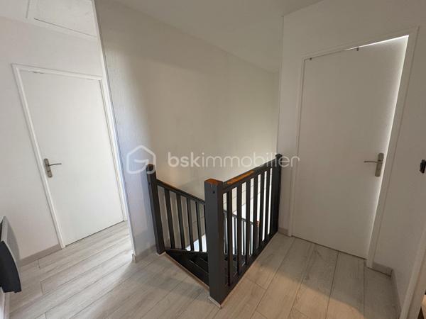 Venez découvrir cette agréable maison familiale de 86 m².

Elle se compose d'un séjour lumineux, de 4 chambres et d'un jardin, offrant un cadre de vie agréable pour toute la famille.

A seulement 20 minutes de Disney et 25 minutes de CDG, proche des transports en communs et des commerces de proximité, ainsi que des écoles à 5 min à pied de la maternelle au collège.

Le séjour, vous permet d'accéder directement au jardin, et d'une grande terrasse, idéale pour profiter des beaux jours.
La cuisine américaine aménagée et équipée, ouverte sur le séjour, crée un espace convivial et chaleureux.
Le rez-de-chaussée bénéficie d'un WC, ainsi que d'un accès direct au garage.

À l'étage, le palier dessert 4 chambres ainsi qu'une salle de bains avec une grande douche et un WC séparé.

Coté transports, plusieurs arrêt de bus à proximité immédiate, permettant de rejoindre facilement la gare de CHELLES avec les lignes RER E et la ligne, ainsi qu'un accès rapide à l'A4.

Une maison familiale et fonctionnelle, bénéficiant d'un emplacement privilégié et d'un environnement résidentiel de qualité.
Venez découvrir cette belle opportunité à CHELLES !