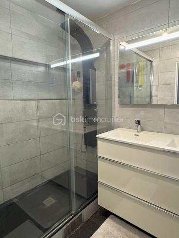 Venez découvrir cette agréable maison familiale de 86 m².

Elle se compose d'un séjour lumineux, de 4 chambres et d'un jardin, offrant un cadre de vie agréable pour toute la famille.

A seulement 20 minutes de Disney et 25 minutes de CDG, proche des transports en communs et des commerces de proximité, ainsi que des écoles à 5 min à pied de la maternelle au collège.

Le séjour, vous permet d'accéder directement au jardin, et d'une grande terrasse, idéale pour profiter des beaux jours.
La cuisine américaine aménagée et équipée, ouverte sur le séjour, crée un espace convivial et chaleureux.
Le rez-de-chaussée bénéficie d'un WC, ainsi que d'un accès direct au garage.

À l'étage, le palier dessert 4 chambres ainsi qu'une salle de bains avec une grande douche et un WC séparé.

Coté transports, plusieurs arrêt de bus à proximité immédiate, permettant de rejoindre facilement la gare de CHELLES avec les lignes RER E et la ligne, ainsi qu'un accès rapide à l'A4.

Une maison familiale et fonctionnelle, bénéficiant d'un emplacement privilégié et d'un environnement résidentiel de qualité.
Venez découvrir cette belle opportunité à CHELLES !