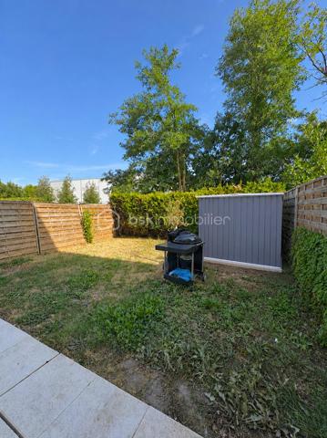 Venez découvrir cette agréable maison familiale de 86 m².

Elle se compose d'un séjour lumineux, de 4 chambres et d'un jardin, offrant un cadre de vie agréable pour toute la famille.

A seulement 20 minutes de Disney et 25 minutes de CDG, proche des transports en communs et des commerces de proximité, ainsi que des écoles à 5 min à pied de la maternelle au collège.

Le séjour, vous permet d'accéder directement au jardin, et d'une grande terrasse, idéale pour profiter des beaux jours.
La cuisine américaine aménagée et équipée, ouverte sur le séjour, crée un espace convivial et chaleureux.
Le rez-de-chaussée bénéficie d'un WC, ainsi que d'un accès direct au garage.

À l'étage, le palier dessert 4 chambres ainsi qu'une salle de bains avec une grande douche et un WC séparé.

Coté transports, plusieurs arrêt de bus à proximité immédiate, permettant de rejoindre facilement la gare de CHELLES avec les lignes RER E et la ligne, ainsi qu'un accès rapide à l'A4.

Une maison familiale et fonctionnelle, bénéficiant d'un emplacement privilégié et d'un environnement résidentiel de qualité.
Venez découvrir cette belle opportunité à CHELLES !