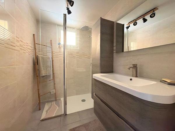 À VENDRE EN EXCLUSIVITE 13610 LE PUY SAINTE REPARADE MAISON TYPE 5 PIECES D'ENVIRON 86M² LOI CARREZ (116M² AU SOL) AVEC JARDINET ET UNE PLACE DE STATIONNEMENT