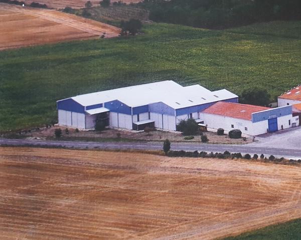 Locaux commerciaux 1400 m2, 3 hangars, bureaux, salle froid négatif