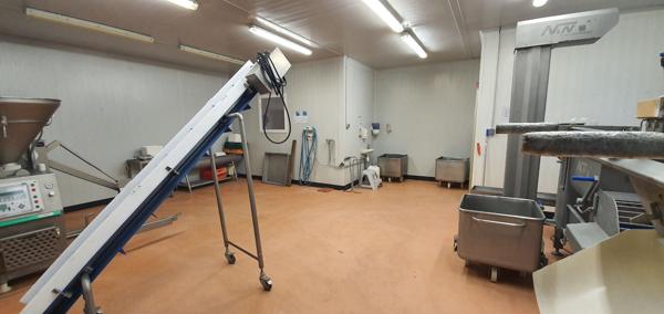 Locaux commerciaux 1400 m2, 3 hangars, bureaux, salle froid négatif