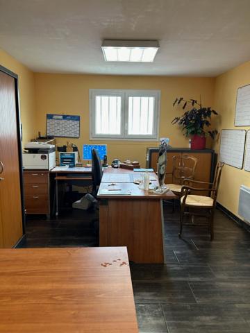 Locaux commerciaux 1400 m2, 3 hangars, bureaux, salle froid négatif