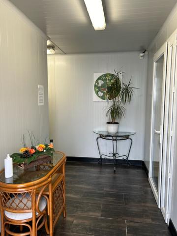 Locaux commerciaux 1400 m2, 3 hangars, bureaux, salle froid négatif