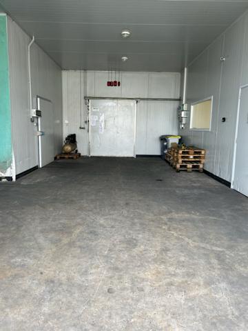 Locaux commerciaux 1400 m2, 3 hangars, bureaux, salle froid négatif