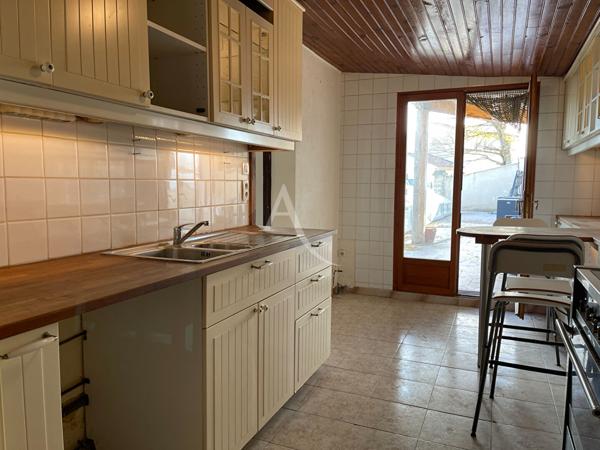 VILLA À PUIMOISSON TYPE 5 SUR 1687M2 DE JARDIN AVEC PISCINE VUE IMPRENABLE DEPENDANCE GARAGE
