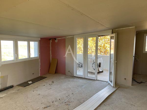 VILLA À PUIMOISSON TYPE 5 SUR 1687M2 DE JARDIN AVEC PISCINE VUE IMPRENABLE DEPENDANCE GARAGE