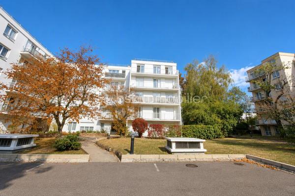 Exclusivité — Appartement T4 lumineux de 80 m² (79,84 m² Carrez) en dernier étage avec balcons, parking et cave
Quartier Bois de VAIRES — Résidence sécurisée avec gardien sur site
​Venez poser vos valises dans cet appartement en parfait état, d'une superficie de 80 m² au sol (79,84 m² loi Carrez), situé au 4ᵉ et dernier étage d'une résidence calme et très recherchée. Vous profiterez d'une vue agréable et dégagée ainsi que d'une belle luminosité naturelle tout au long de la journée.
​Les atouts du bien :
​Espace de vie : Une entrée avec un spacieux rangement intégré mène à un agréable salon-séjour avec cuisine ouverte aménagée et équipée, prolongé par un premier balcon exposé Sud-Est.
​Espace nuit : Un dégagement dessert trois belles chambres ayant toutes accès à un grand balcon filant exposé Sud, ainsi qu'une salle d'eau récente et moderne et un wc séparé.
​Annexes & Stationnement : Une place de parking privative boxable et une cave viennent compléter ce bien.
​Cadre de vie idéal : Quartier résidentiel prisé du Bois de Vaires, à deux pas des écoles, commerces, de la piscine, du bois et de la gare.
​Copropriété & Charges :
Résidence fermée et sécurisée avec la présence d'un gardien sur site.
Les charges comprennent :
​Eau froide
​Chauffage au sol électrique
​Services du gardien sur site et entretien des parties communes
​Entretien des espaces verts
​Assurance de l'immeuble et honoraires du syndic professionnel
​Visite possible 7j/7 sur rendez-vous avec votre conseillère.
Contactez moi dès aujourd'hui pour organiser votre visite !