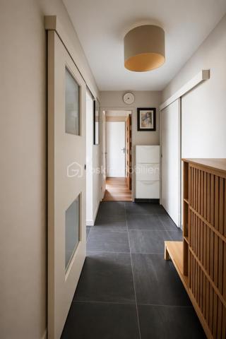 Exclusivité — Appartement T4 lumineux de 80 m² (79,84 m² Carrez) en dernier étage avec balcons, parking et cave
Quartier Bois de VAIRES — Résidence sécurisée avec gardien sur site
​Venez poser vos valises dans cet appartement en parfait état, d'une superficie de 80 m² au sol (79,84 m² loi Carrez), situé au 4ᵉ et dernier étage d'une résidence calme et très recherchée. Vous profiterez d'une vue agréable et dégagée ainsi que d'une belle luminosité naturelle tout au long de la journée.
​Les atouts du bien :
​Espace de vie : Une entrée avec un spacieux rangement intégré mène à un agréable salon-séjour avec cuisine ouverte aménagée et équipée, prolongé par un premier balcon exposé Sud-Est.
​Espace nuit : Un dégagement dessert trois belles chambres ayant toutes accès à un grand balcon filant exposé Sud, ainsi qu'une salle d'eau récente et moderne et un wc séparé.
​Annexes & Stationnement : Une place de parking privative boxable et une cave viennent compléter ce bien.
​Cadre de vie idéal : Quartier résidentiel prisé du Bois de Vaires, à deux pas des écoles, commerces, de la piscine, du bois et de la gare.
​Copropriété & Charges :
Résidence fermée et sécurisée avec la présence d'un gardien sur site.
Les charges comprennent :
​Eau froide
​Chauffage au sol électrique
​Services du gardien sur site et entretien des parties communes
​Entretien des espaces verts
​Assurance de l'immeuble et honoraires du syndic professionnel
​Visite possible 7j/7 sur rendez-vous avec votre conseillère.
Contactez moi dès aujourd'hui pour organiser votre visite !