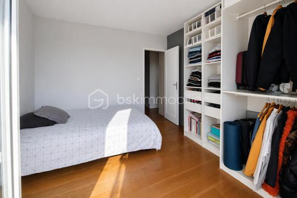 Exclusivité — Appartement T4 lumineux de 80 m² (79,84 m² Carrez) en dernier étage avec balcons, parking et cave
Quartier Bois de VAIRES — Résidence sécurisée avec gardien sur site
​Venez poser vos valises dans cet appartement en parfait état, d'une superficie de 80 m² au sol (79,84 m² loi Carrez), situé au 4ᵉ et dernier étage d'une résidence calme et très recherchée. Vous profiterez d'une vue agréable et dégagée ainsi que d'une belle luminosité naturelle tout au long de la journée.
​Les atouts du bien :
​Espace de vie : Une entrée avec un spacieux rangement intégré mène à un agréable salon-séjour avec cuisine ouverte aménagée et équipée, prolongé par un premier balcon exposé Sud-Est.
​Espace nuit : Un dégagement dessert trois belles chambres ayant toutes accès à un grand balcon filant exposé Sud, ainsi qu'une salle d'eau récente et moderne et un wc séparé.
​Annexes & Stationnement : Une place de parking privative boxable et une cave viennent compléter ce bien.
​Cadre de vie idéal : Quartier résidentiel prisé du Bois de Vaires, à deux pas des écoles, commerces, de la piscine, du bois et de la gare.
​Copropriété & Charges :
Résidence fermée et sécurisée avec la présence d'un gardien sur site.
Les charges comprennent :
​Eau froide
​Chauffage au sol électrique
​Services du gardien sur site et entretien des parties communes
​Entretien des espaces verts
​Assurance de l'immeuble et honoraires du syndic professionnel
​Visite possible 7j/7 sur rendez-vous avec votre conseillère.
Contactez moi dès aujourd'hui pour organiser votre visite !