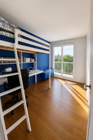 Exclusivité — Appartement T4 lumineux de 80 m² (79,84 m² Carrez) en dernier étage avec balcons, parking et cave
Quartier Bois de VAIRES — Résidence sécurisée avec gardien sur site
​Venez poser vos valises dans cet appartement en parfait état, d'une superficie de 80 m² au sol (79,84 m² loi Carrez), situé au 4ᵉ et dernier étage d'une résidence calme et très recherchée. Vous profiterez d'une vue agréable et dégagée ainsi que d'une belle luminosité naturelle tout au long de la journée.
​Les atouts du bien :
​Espace de vie : Une entrée avec un spacieux rangement intégré mène à un agréable salon-séjour avec cuisine ouverte aménagée et équipée, prolongé par un premier balcon exposé Sud-Est.
​Espace nuit : Un dégagement dessert trois belles chambres ayant toutes accès à un grand balcon filant exposé Sud, ainsi qu'une salle d'eau récente et moderne et un wc séparé.
​Annexes & Stationnement : Une place de parking privative boxable et une cave viennent compléter ce bien.
​Cadre de vie idéal : Quartier résidentiel prisé du Bois de Vaires, à deux pas des écoles, commerces, de la piscine, du bois et de la gare.
​Copropriété & Charges :
Résidence fermée et sécurisée avec la présence d'un gardien sur site.
Les charges comprennent :
​Eau froide
​Chauffage au sol électrique
​Services du gardien sur site et entretien des parties communes
​Entretien des espaces verts
​Assurance de l'immeuble et honoraires du syndic professionnel
​Visite possible 7j/7 sur rendez-vous avec votre conseillère.
Contactez moi dès aujourd'hui pour organiser votre visite !