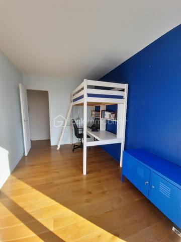 Exclusivité — Appartement T4 lumineux de 80 m² (79,84 m² Carrez) en dernier étage avec balcons, parking et cave
Quartier Bois de VAIRES — Résidence sécurisée avec gardien sur site
​Venez poser vos valises dans cet appartement en parfait état, d'une superficie de 80 m² au sol (79,84 m² loi Carrez), situé au 4ᵉ et dernier étage d'une résidence calme et très recherchée. Vous profiterez d'une vue agréable et dégagée ainsi que d'une belle luminosité naturelle tout au long de la journée.
​Les atouts du bien :
​Espace de vie : Une entrée avec un spacieux rangement intégré mène à un agréable salon-séjour avec cuisine ouverte aménagée et équipée, prolongé par un premier balcon exposé Sud-Est.
​Espace nuit : Un dégagement dessert trois belles chambres ayant toutes accès à un grand balcon filant exposé Sud, ainsi qu'une salle d'eau récente et moderne et un wc séparé.
​Annexes & Stationnement : Une place de parking privative boxable et une cave viennent compléter ce bien.
​Cadre de vie idéal : Quartier résidentiel prisé du Bois de Vaires, à deux pas des écoles, commerces, de la piscine, du bois et de la gare.
​Copropriété & Charges :
Résidence fermée et sécurisée avec la présence d'un gardien sur site.
Les charges comprennent :
​Eau froide
​Chauffage au sol électrique
​Services du gardien sur site et entretien des parties communes
​Entretien des espaces verts
​Assurance de l'immeuble et honoraires du syndic professionnel
​Visite possible 7j/7 sur rendez-vous avec votre conseillère.
Contactez moi dès aujourd'hui pour organiser votre visite !