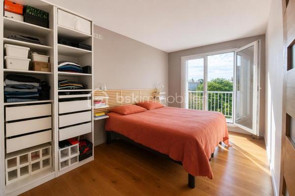 Exclusivité — Appartement T4 lumineux de 80 m² (79,84 m² Carrez) en dernier étage avec balcons, parking et cave
Quartier Bois de VAIRES — Résidence sécurisée avec gardien sur site
​Venez poser vos valises dans cet appartement en parfait état, d'une superficie de 80 m² au sol (79,84 m² loi Carrez), situé au 4ᵉ et dernier étage d'une résidence calme et très recherchée. Vous profiterez d'une vue agréable et dégagée ainsi que d'une belle luminosité naturelle tout au long de la journée.
​Les atouts du bien :
​Espace de vie : Une entrée avec un spacieux rangement intégré mène à un agréable salon-séjour avec cuisine ouverte aménagée et équipée, prolongé par un premier balcon exposé Sud-Est.
​Espace nuit : Un dégagement dessert trois belles chambres ayant toutes accès à un grand balcon filant exposé Sud, ainsi qu'une salle d'eau récente et moderne et un wc séparé.
​Annexes & Stationnement : Une place de parking privative boxable et une cave viennent compléter ce bien.
​Cadre de vie idéal : Quartier résidentiel prisé du Bois de Vaires, à deux pas des écoles, commerces, de la piscine, du bois et de la gare.
​Copropriété & Charges :
Résidence fermée et sécurisée avec la présence d'un gardien sur site.
Les charges comprennent :
​Eau froide
​Chauffage au sol électrique
​Services du gardien sur site et entretien des parties communes
​Entretien des espaces verts
​Assurance de l'immeuble et honoraires du syndic professionnel
​Visite possible 7j/7 sur rendez-vous avec votre conseillère.
Contactez moi dès aujourd'hui pour organiser votre visite !