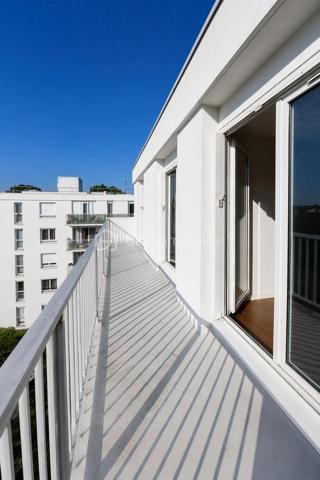 Exclusivité — Appartement T4 lumineux de 80 m² (79,84 m² Carrez) en dernier étage avec balcons, parking et cave
Quartier Bois de VAIRES — Résidence sécurisée avec gardien sur site
​Venez poser vos valises dans cet appartement en parfait état, d'une superficie de 80 m² au sol (79,84 m² loi Carrez), situé au 4ᵉ et dernier étage d'une résidence calme et très recherchée. Vous profiterez d'une vue agréable et dégagée ainsi que d'une belle luminosité naturelle tout au long de la journée.
​Les atouts du bien :
​Espace de vie : Une entrée avec un spacieux rangement intégré mène à un agréable salon-séjour avec cuisine ouverte aménagée et équipée, prolongé par un premier balcon exposé Sud-Est.
​Espace nuit : Un dégagement dessert trois belles chambres ayant toutes accès à un grand balcon filant exposé Sud, ainsi qu'une salle d'eau récente et moderne et un wc séparé.
​Annexes & Stationnement : Une place de parking privative boxable et une cave viennent compléter ce bien.
​Cadre de vie idéal : Quartier résidentiel prisé du Bois de Vaires, à deux pas des écoles, commerces, de la piscine, du bois et de la gare.
​Copropriété & Charges :
Résidence fermée et sécurisée avec la présence d'un gardien sur site.
Les charges comprennent :
​Eau froide
​Chauffage au sol électrique
​Services du gardien sur site et entretien des parties communes
​Entretien des espaces verts
​Assurance de l'immeuble et honoraires du syndic professionnel
​Visite possible 7j/7 sur rendez-vous avec votre conseillère.
Contactez moi dès aujourd'hui pour organiser votre visite !