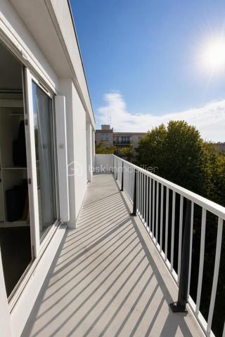 Exclusivité — Appartement T4 lumineux de 80 m² (79,84 m² Carrez) en dernier étage avec balcons, parking et cave
Quartier Bois de VAIRES — Résidence sécurisée avec gardien sur site
​Venez poser vos valises dans cet appartement en parfait état, d'une superficie de 80 m² au sol (79,84 m² loi Carrez), situé au 4ᵉ et dernier étage d'une résidence calme et très recherchée. Vous profiterez d'une vue agréable et dégagée ainsi que d'une belle luminosité naturelle tout au long de la journée.
​Les atouts du bien :
​Espace de vie : Une entrée avec un spacieux rangement intégré mène à un agréable salon-séjour avec cuisine ouverte aménagée et équipée, prolongé par un premier balcon exposé Sud-Est.
​Espace nuit : Un dégagement dessert trois belles chambres ayant toutes accès à un grand balcon filant exposé Sud, ainsi qu'une salle d'eau récente et moderne et un wc séparé.
​Annexes & Stationnement : Une place de parking privative boxable et une cave viennent compléter ce bien.
​Cadre de vie idéal : Quartier résidentiel prisé du Bois de Vaires, à deux pas des écoles, commerces, de la piscine, du bois et de la gare.
​Copropriété & Charges :
Résidence fermée et sécurisée avec la présence d'un gardien sur site.
Les charges comprennent :
​Eau froide
​Chauffage au sol électrique
​Services du gardien sur site et entretien des parties communes
​Entretien des espaces verts
​Assurance de l'immeuble et honoraires du syndic professionnel
​Visite possible 7j/7 sur rendez-vous avec votre conseillère.
Contactez moi dès aujourd'hui pour organiser votre visite !