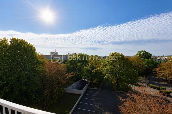Exclusivité — Appartement T4 lumineux de 80 m² (79,84 m² Carrez) en dernier étage avec balcons, parking et cave
Quartier Bois de VAIRES — Résidence sécurisée avec gardien sur site
​Venez poser vos valises dans cet appartement en parfait état, d'une superficie de 80 m² au sol (79,84 m² loi Carrez), situé au 4ᵉ et dernier étage d'une résidence calme et très recherchée. Vous profiterez d'une vue agréable et dégagée ainsi que d'une belle luminosité naturelle tout au long de la journée.
​Les atouts du bien :
​Espace de vie : Une entrée avec un spacieux rangement intégré mène à un agréable salon-séjour avec cuisine ouverte aménagée et équipée, prolongé par un premier balcon exposé Sud-Est.
​Espace nuit : Un dégagement dessert trois belles chambres ayant toutes accès à un grand balcon filant exposé Sud, ainsi qu'une salle d'eau récente et moderne et un wc séparé.
​Annexes & Stationnement : Une place de parking privative boxable et une cave viennent compléter ce bien.
​Cadre de vie idéal : Quartier résidentiel prisé du Bois de Vaires, à deux pas des écoles, commerces, de la piscine, du bois et de la gare.
​Copropriété & Charges :
Résidence fermée et sécurisée avec la présence d'un gardien sur site.
Les charges comprennent :
​Eau froide
​Chauffage au sol électrique
​Services du gardien sur site et entretien des parties communes
​Entretien des espaces verts
​Assurance de l'immeuble et honoraires du syndic professionnel
​Visite possible 7j/7 sur rendez-vous avec votre conseillère.
Contactez moi dès aujourd'hui pour organiser votre visite !