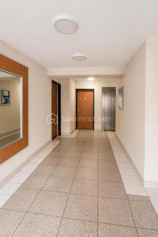 Exclusivité — Appartement T4 lumineux de 80 m² (79,84 m² Carrez) en dernier étage avec balcons, parking et cave
Quartier Bois de VAIRES — Résidence sécurisée avec gardien sur site
​Venez poser vos valises dans cet appartement en parfait état, d'une superficie de 80 m² au sol (79,84 m² loi Carrez), situé au 4ᵉ et dernier étage d'une résidence calme et très recherchée. Vous profiterez d'une vue agréable et dégagée ainsi que d'une belle luminosité naturelle tout au long de la journée.
​Les atouts du bien :
​Espace de vie : Une entrée avec un spacieux rangement intégré mène à un agréable salon-séjour avec cuisine ouverte aménagée et équipée, prolongé par un premier balcon exposé Sud-Est.
​Espace nuit : Un dégagement dessert trois belles chambres ayant toutes accès à un grand balcon filant exposé Sud, ainsi qu'une salle d'eau récente et moderne et un wc séparé.
​Annexes & Stationnement : Une place de parking privative boxable et une cave viennent compléter ce bien.
​Cadre de vie idéal : Quartier résidentiel prisé du Bois de Vaires, à deux pas des écoles, commerces, de la piscine, du bois et de la gare.
​Copropriété & Charges :
Résidence fermée et sécurisée avec la présence d'un gardien sur site.
Les charges comprennent :
​Eau froide
​Chauffage au sol électrique
​Services du gardien sur site et entretien des parties communes
​Entretien des espaces verts
​Assurance de l'immeuble et honoraires du syndic professionnel
​Visite possible 7j/7 sur rendez-vous avec votre conseillère.
Contactez moi dès aujourd'hui pour organiser votre visite !