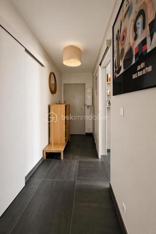 Exclusivité — Appartement T4 lumineux de 80 m² (79,84 m² Carrez) en dernier étage avec balcons, parking et cave
Quartier Bois de VAIRES — Résidence sécurisée avec gardien sur site
​Venez poser vos valises dans cet appartement en parfait état, d'une superficie de 80 m² au sol (79,84 m² loi Carrez), situé au 4ᵉ et dernier étage d'une résidence calme et très recherchée. Vous profiterez d'une vue agréable et dégagée ainsi que d'une belle luminosité naturelle tout au long de la journée.
​Les atouts du bien :
​Espace de vie : Une entrée avec un spacieux rangement intégré mène à un agréable salon-séjour avec cuisine ouverte aménagée et équipée, prolongé par un premier balcon exposé Sud-Est.
​Espace nuit : Un dégagement dessert trois belles chambres ayant toutes accès à un grand balcon filant exposé Sud, ainsi qu'une salle d'eau récente et moderne et un wc séparé.
​Annexes & Stationnement : Une place de parking privative boxable et une cave viennent compléter ce bien.
​Cadre de vie idéal : Quartier résidentiel prisé du Bois de Vaires, à deux pas des écoles, commerces, de la piscine, du bois et de la gare.
​Copropriété & Charges :
Résidence fermée et sécurisée avec la présence d'un gardien sur site.
Les charges comprennent :
​Eau froide
​Chauffage au sol électrique
​Services du gardien sur site et entretien des parties communes
​Entretien des espaces verts
​Assurance de l'immeuble et honoraires du syndic professionnel
​Visite possible 7j/7 sur rendez-vous avec votre conseillère.
Contactez moi dès aujourd'hui pour organiser votre visite !