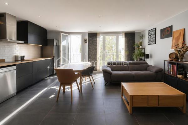 Exclusivité — Appartement T4 lumineux de 80 m² (79,84 m² Carrez) en dernier étage avec balcons, parking et cave
Quartier Bois de VAIRES — Résidence sécurisée avec gardien sur site
​Venez poser vos valises dans cet appartement en parfait état, d'une superficie de 80 m² au sol (79,84 m² loi Carrez), situé au 4ᵉ et dernier étage d'une résidence calme et très recherchée. Vous profiterez d'une vue agréable et dégagée ainsi que d'une belle luminosité naturelle tout au long de la journée.
​Les atouts du bien :
​Espace de vie : Une entrée avec un spacieux rangement intégré mène à un agréable salon-séjour avec cuisine ouverte aménagée et équipée, prolongé par un premier balcon exposé Sud-Est.
​Espace nuit : Un dégagement dessert trois belles chambres ayant toutes accès à un grand balcon filant exposé Sud, ainsi qu'une salle d'eau récente et moderne et un wc séparé.
​Annexes & Stationnement : Une place de parking privative boxable et une cave viennent compléter ce bien.
​Cadre de vie idéal : Quartier résidentiel prisé du Bois de Vaires, à deux pas des écoles, commerces, de la piscine, du bois et de la gare.
​Copropriété & Charges :
Résidence fermée et sécurisée avec la présence d'un gardien sur site.
Les charges comprennent :
​Eau froide
​Chauffage au sol électrique
​Services du gardien sur site et entretien des parties communes
​Entretien des espaces verts
​Assurance de l'immeuble et honoraires du syndic professionnel
​Visite possible 7j/7 sur rendez-vous avec votre conseillère.
Contactez moi dès aujourd'hui pour organiser votre visite !