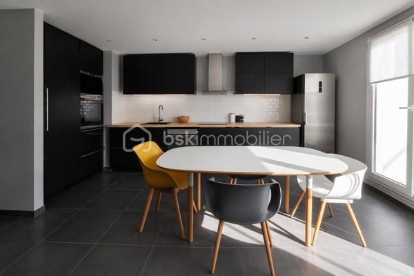 Exclusivité — Appartement T4 lumineux de 80 m² (79,84 m² Carrez) en dernier étage avec balcons, parking et cave
Quartier Bois de VAIRES — Résidence sécurisée avec gardien sur site
​Venez poser vos valises dans cet appartement en parfait état, d'une superficie de 80 m² au sol (79,84 m² loi Carrez), situé au 4ᵉ et dernier étage d'une résidence calme et très recherchée. Vous profiterez d'une vue agréable et dégagée ainsi que d'une belle luminosité naturelle tout au long de la journée.
​Les atouts du bien :
​Espace de vie : Une entrée avec un spacieux rangement intégré mène à un agréable salon-séjour avec cuisine ouverte aménagée et équipée, prolongé par un premier balcon exposé Sud-Est.
​Espace nuit : Un dégagement dessert trois belles chambres ayant toutes accès à un grand balcon filant exposé Sud, ainsi qu'une salle d'eau récente et moderne et un wc séparé.
​Annexes & Stationnement : Une place de parking privative boxable et une cave viennent compléter ce bien.
​Cadre de vie idéal : Quartier résidentiel prisé du Bois de Vaires, à deux pas des écoles, commerces, de la piscine, du bois et de la gare.
​Copropriété & Charges :
Résidence fermée et sécurisée avec la présence d'un gardien sur site.
Les charges comprennent :
​Eau froide
​Chauffage au sol électrique
​Services du gardien sur site et entretien des parties communes
​Entretien des espaces verts
​Assurance de l'immeuble et honoraires du syndic professionnel
​Visite possible 7j/7 sur rendez-vous avec votre conseillère.
Contactez moi dès aujourd'hui pour organiser votre visite !