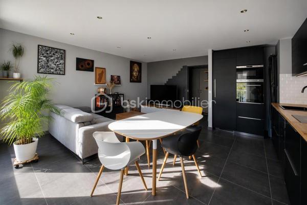 Exclusivité — Appartement T4 lumineux de 80 m² (79,84 m² Carrez) en dernier étage avec balcons, parking et cave
Quartier Bois de VAIRES — Résidence sécurisée avec gardien sur site
​Venez poser vos valises dans cet appartement en parfait état, d'une superficie de 80 m² au sol (79,84 m² loi Carrez), situé au 4ᵉ et dernier étage d'une résidence calme et très recherchée. Vous profiterez d'une vue agréable et dégagée ainsi que d'une belle luminosité naturelle tout au long de la journée.
​Les atouts du bien :
​Espace de vie : Une entrée avec un spacieux rangement intégré mène à un agréable salon-séjour avec cuisine ouverte aménagée et équipée, prolongé par un premier balcon exposé Sud-Est.
​Espace nuit : Un dégagement dessert trois belles chambres ayant toutes accès à un grand balcon filant exposé Sud, ainsi qu'une salle d'eau récente et moderne et un wc séparé.
​Annexes & Stationnement : Une place de parking privative boxable et une cave viennent compléter ce bien.
​Cadre de vie idéal : Quartier résidentiel prisé du Bois de Vaires, à deux pas des écoles, commerces, de la piscine, du bois et de la gare.
​Copropriété & Charges :
Résidence fermée et sécurisée avec la présence d'un gardien sur site.
Les charges comprennent :
​Eau froide
​Chauffage au sol électrique
​Services du gardien sur site et entretien des parties communes
​Entretien des espaces verts
​Assurance de l'immeuble et honoraires du syndic professionnel
​Visite possible 7j/7 sur rendez-vous avec votre conseillère.
Contactez moi dès aujourd'hui pour organiser votre visite !