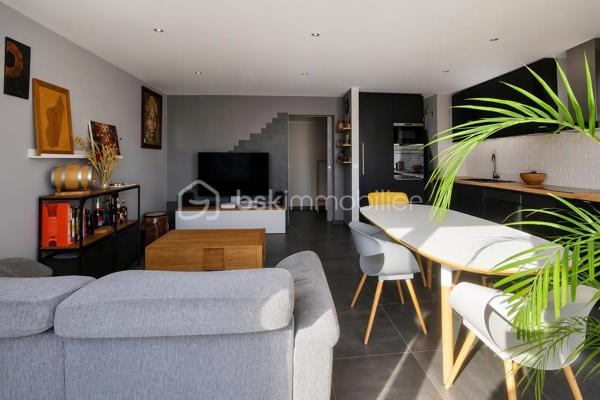 Exclusivité — Appartement T4 lumineux de 80 m² (79,84 m² Carrez) en dernier étage avec balcons, parking et cave
Quartier Bois de VAIRES — Résidence sécurisée avec gardien sur site
​Venez poser vos valises dans cet appartement en parfait état, d'une superficie de 80 m² au sol (79,84 m² loi Carrez), situé au 4ᵉ et dernier étage d'une résidence calme et très recherchée. Vous profiterez d'une vue agréable et dégagée ainsi que d'une belle luminosité naturelle tout au long de la journée.
​Les atouts du bien :
​Espace de vie : Une entrée avec un spacieux rangement intégré mène à un agréable salon-séjour avec cuisine ouverte aménagée et équipée, prolongé par un premier balcon exposé Sud-Est.
​Espace nuit : Un dégagement dessert trois belles chambres ayant toutes accès à un grand balcon filant exposé Sud, ainsi qu'une salle d'eau récente et moderne et un wc séparé.
​Annexes & Stationnement : Une place de parking privative boxable et une cave viennent compléter ce bien.
​Cadre de vie idéal : Quartier résidentiel prisé du Bois de Vaires, à deux pas des écoles, commerces, de la piscine, du bois et de la gare.
​Copropriété & Charges :
Résidence fermée et sécurisée avec la présence d'un gardien sur site.
Les charges comprennent :
​Eau froide
​Chauffage au sol électrique
​Services du gardien sur site et entretien des parties communes
​Entretien des espaces verts
​Assurance de l'immeuble et honoraires du syndic professionnel
​Visite possible 7j/7 sur rendez-vous avec votre conseillère.
Contactez moi dès aujourd'hui pour organiser votre visite !