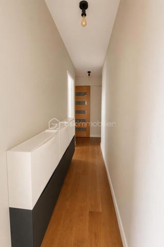 Exclusivité — Appartement T4 lumineux de 80 m² (79,84 m² Carrez) en dernier étage avec balcons, parking et cave
Quartier Bois de VAIRES — Résidence sécurisée avec gardien sur site
​Venez poser vos valises dans cet appartement en parfait état, d'une superficie de 80 m² au sol (79,84 m² loi Carrez), situé au 4ᵉ et dernier étage d'une résidence calme et très recherchée. Vous profiterez d'une vue agréable et dégagée ainsi que d'une belle luminosité naturelle tout au long de la journée.
​Les atouts du bien :
​Espace de vie : Une entrée avec un spacieux rangement intégré mène à un agréable salon-séjour avec cuisine ouverte aménagée et équipée, prolongé par un premier balcon exposé Sud-Est.
​Espace nuit : Un dégagement dessert trois belles chambres ayant toutes accès à un grand balcon filant exposé Sud, ainsi qu'une salle d'eau récente et moderne et un wc séparé.
​Annexes & Stationnement : Une place de parking privative boxable et une cave viennent compléter ce bien.
​Cadre de vie idéal : Quartier résidentiel prisé du Bois de Vaires, à deux pas des écoles, commerces, de la piscine, du bois et de la gare.
​Copropriété & Charges :
Résidence fermée et sécurisée avec la présence d'un gardien sur site.
Les charges comprennent :
​Eau froide
​Chauffage au sol électrique
​Services du gardien sur site et entretien des parties communes
​Entretien des espaces verts
​Assurance de l'immeuble et honoraires du syndic professionnel
​Visite possible 7j/7 sur rendez-vous avec votre conseillère.
Contactez moi dès aujourd'hui pour organiser votre visite !