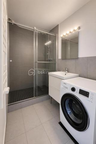 Exclusivité — Appartement T4 lumineux de 80 m² (79,84 m² Carrez) en dernier étage avec balcons, parking et cave
Quartier Bois de VAIRES — Résidence sécurisée avec gardien sur site
​Venez poser vos valises dans cet appartement en parfait état, d'une superficie de 80 m² au sol (79,84 m² loi Carrez), situé au 4ᵉ et dernier étage d'une résidence calme et très recherchée. Vous profiterez d'une vue agréable et dégagée ainsi que d'une belle luminosité naturelle tout au long de la journée.
​Les atouts du bien :
​Espace de vie : Une entrée avec un spacieux rangement intégré mène à un agréable salon-séjour avec cuisine ouverte aménagée et équipée, prolongé par un premier balcon exposé Sud-Est.
​Espace nuit : Un dégagement dessert trois belles chambres ayant toutes accès à un grand balcon filant exposé Sud, ainsi qu'une salle d'eau récente et moderne et un wc séparé.
​Annexes & Stationnement : Une place de parking privative boxable et une cave viennent compléter ce bien.
​Cadre de vie idéal : Quartier résidentiel prisé du Bois de Vaires, à deux pas des écoles, commerces, de la piscine, du bois et de la gare.
​Copropriété & Charges :
Résidence fermée et sécurisée avec la présence d'un gardien sur site.
Les charges comprennent :
​Eau froide
​Chauffage au sol électrique
​Services du gardien sur site et entretien des parties communes
​Entretien des espaces verts
​Assurance de l'immeuble et honoraires du syndic professionnel
​Visite possible 7j/7 sur rendez-vous avec votre conseillère.
Contactez moi dès aujourd'hui pour organiser votre visite !
