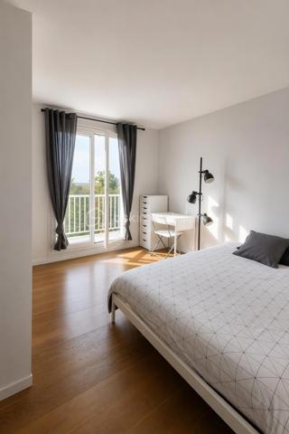 Exclusivité — Appartement T4 lumineux de 80 m² (79,84 m² Carrez) en dernier étage avec balcons, parking et cave
Quartier Bois de VAIRES — Résidence sécurisée avec gardien sur site
​Venez poser vos valises dans cet appartement en parfait état, d'une superficie de 80 m² au sol (79,84 m² loi Carrez), situé au 4ᵉ et dernier étage d'une résidence calme et très recherchée. Vous profiterez d'une vue agréable et dégagée ainsi que d'une belle luminosité naturelle tout au long de la journée.
​Les atouts du bien :
​Espace de vie : Une entrée avec un spacieux rangement intégré mène à un agréable salon-séjour avec cuisine ouverte aménagée et équipée, prolongé par un premier balcon exposé Sud-Est.
​Espace nuit : Un dégagement dessert trois belles chambres ayant toutes accès à un grand balcon filant exposé Sud, ainsi qu'une salle d'eau récente et moderne et un wc séparé.
​Annexes & Stationnement : Une place de parking privative boxable et une cave viennent compléter ce bien.
​Cadre de vie idéal : Quartier résidentiel prisé du Bois de Vaires, à deux pas des écoles, commerces, de la piscine, du bois et de la gare.
​Copropriété & Charges :
Résidence fermée et sécurisée avec la présence d'un gardien sur site.
Les charges comprennent :
​Eau froide
​Chauffage au sol électrique
​Services du gardien sur site et entretien des parties communes
​Entretien des espaces verts
​Assurance de l'immeuble et honoraires du syndic professionnel
​Visite possible 7j/7 sur rendez-vous avec votre conseillère.
Contactez moi dès aujourd'hui pour organiser votre visite !