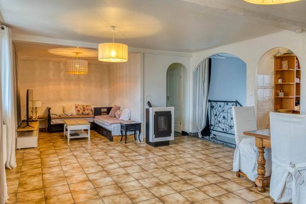 Maison à Peronnas avec de grands volumes